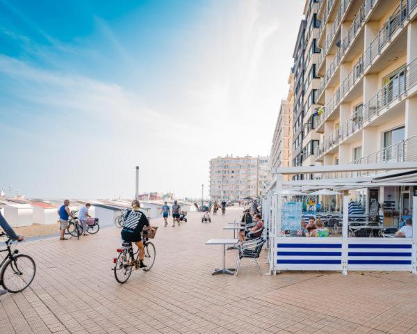2 Slaapkamer Appartement Op De Zeedijk Van Oostende. Bagian luar foto